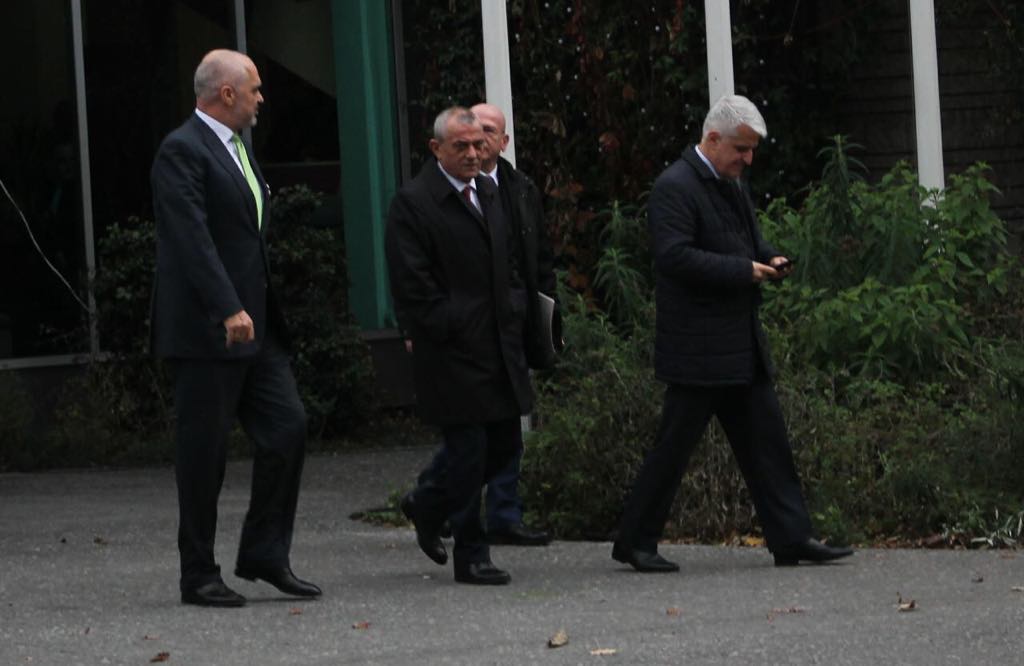 Përballja PD-PS për kryeqytetin: Rama “blindon” Tiranën me ministra, dyfishon drejtuesit në degë Përballja PD-PS për kryeqytetin: Rama “blindon” Tiranën me ministra, dyfishon drejtuesit në degë