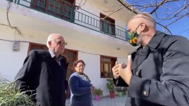 VIDEO/ A mund të hyj”? I moshuari ngacmon Ramën: Jemi demokratë, por hajde VIDEO/ A mund të hyj”? I moshuari ngacmon Ramën: Jemi demokratë, por hajde