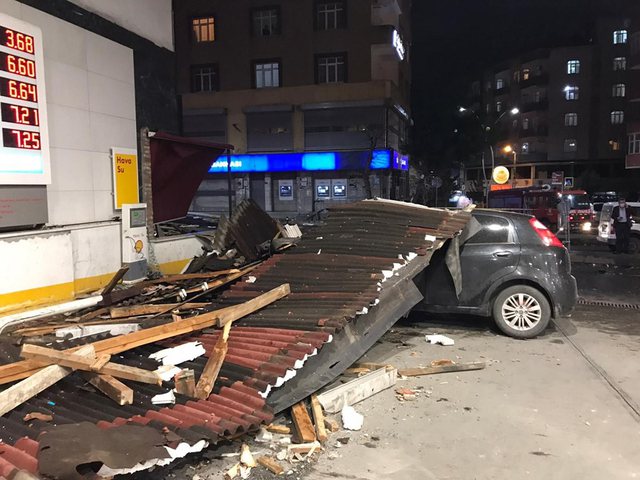 Stuhi e fortë godet Stambollin, pemë të thyera e çati të shkatërruara në rrugët e qytetit