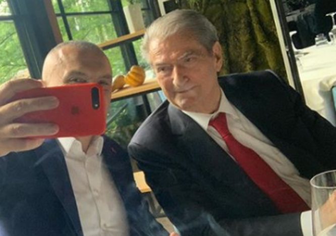 Dy kamberë, nga një derë!