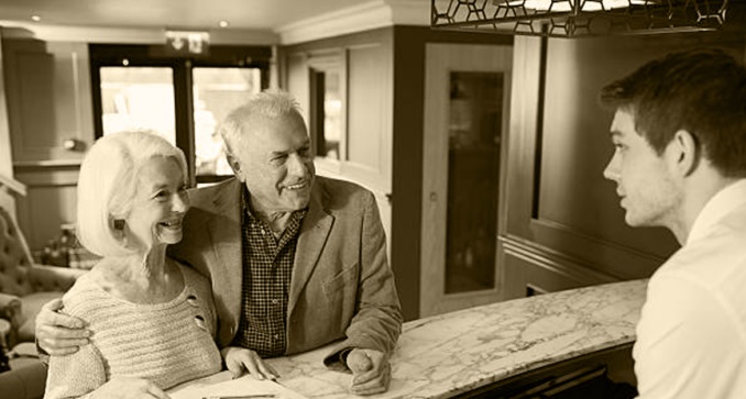 Nuk ka asnje dhome te lire u tha recepsionisti… pas dy vitesh ai mori surprizen e jetes nga cifti moshuar Nuk ka asnje dhome te lire u tha recepsionisti… pas dy vitesh ai mori surprizen e jetes nga cifti moshuar