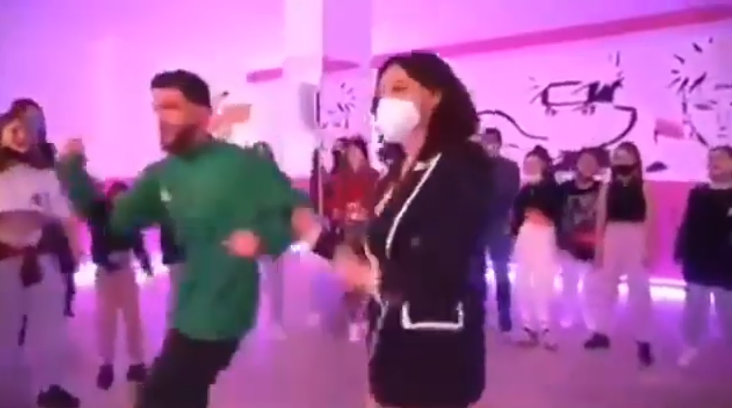 Shkarkojeni menjëherë Elisa Spiropalin, këtë paçavure që predikon moral e moralin e ka zero (Video)