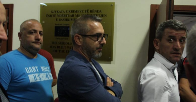 Problemet shëndetësore të bashkëshortes, zbardhen arsyet e lirimit të Saimir Tahirit Problemet shëndetësore të bashkëshortes, zbardhen arsyet e lirimit të Saimir Tahirit