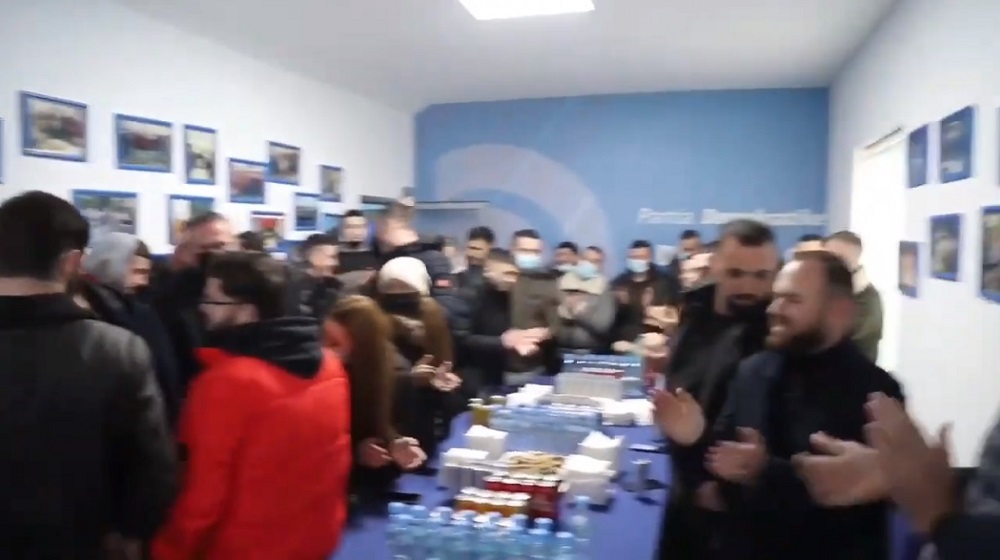 A ka zot ky shtet! Dikush duhet t’i jap fund marrëzisë së grumbullimeve masive… ose ndalni gjobat arbitrare dhe orën policore A ka zot ky shtet! Dikush duhet t’i jap fund marrëzisë së grumbullimeve masive… ose ndalni gjobat arbitrare dhe orën policore