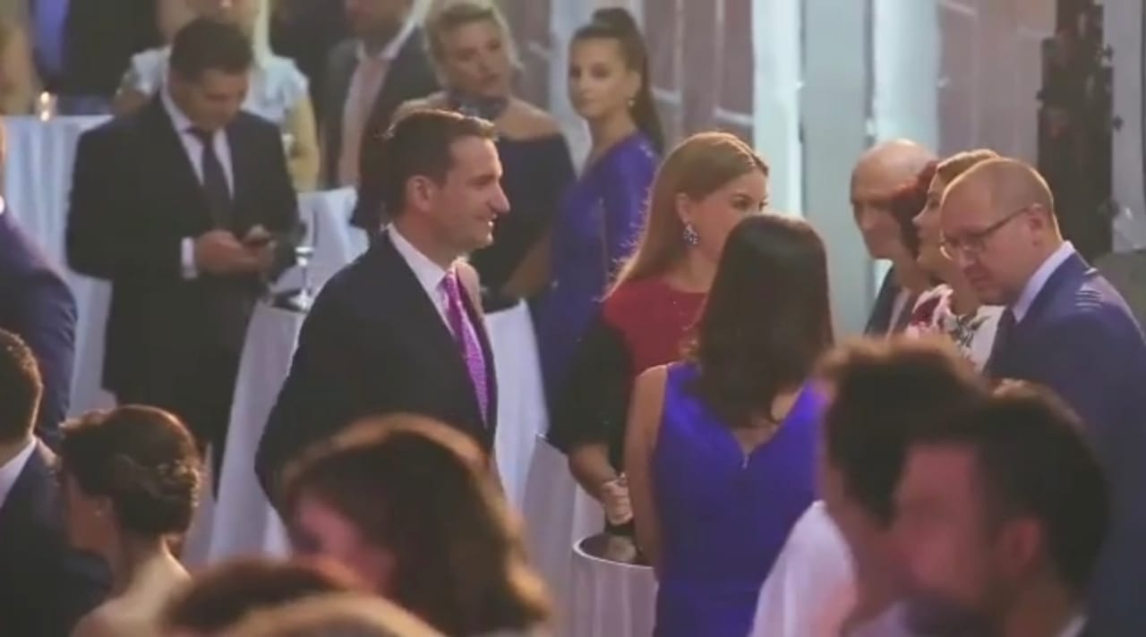 FAKTET/ Pse gënjeu Erion Veliaj kur tha se nuk shoqërohet me kriminelë: Jo vetëm shoqërohet, por merr edhe gruan dhe e ul me “trafikantë droge”! FAKTET/ Pse gënjeu Erion Veliaj kur tha se nuk shoqërohet me kriminelë: Jo vetëm shoqërohet, por merr edhe gruan dhe e ul me “trafikantë droge”!