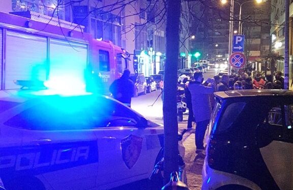 Shpërthim i fuqishëm te “Komuna e Parisit” në Tiranë, makina e një prokurori hidhet në erë brenda qendrës Kristal