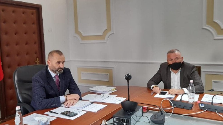 Kuvendi ‘dush të ftohtë’ KLGJ dhe KLP-së: Po mbrojnë ‘shokët’ e Enkelejda Hoxhës në drejtësi Kuvendi ‘dush të ftohtë’ KLGJ dhe KLP-së: Po mbrojnë ‘shokët’ e Enkelejda Hoxhës në drejtësi