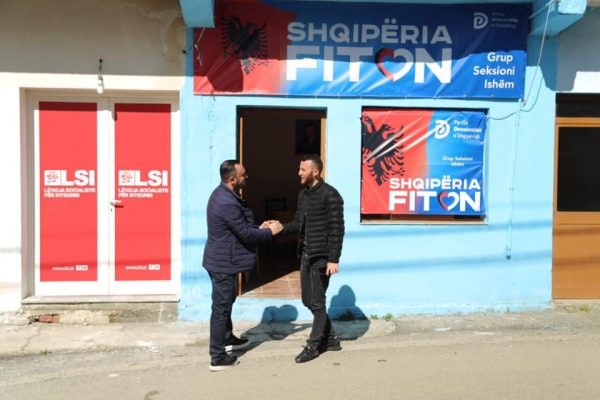 Me dy gishtat lartë, kandidati i PS bën fushatë në krah të rivalit politik: 25 prilli nuk është fundi i njërit dhe lartësimi i tjetrit!