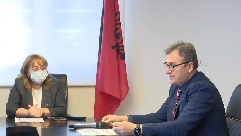 Pse nuk u vaksinua Bashkim Fino? Brataj: Nuk i kishte ardhur radha! Rakacolli: Askund nuk ka vaksina sa ka njerëz Pse nuk u vaksinua Bashkim Fino? Brataj: Nuk i kishte ardhur radha! Rakacolli: Askund nuk ka vaksina sa ka njerëz