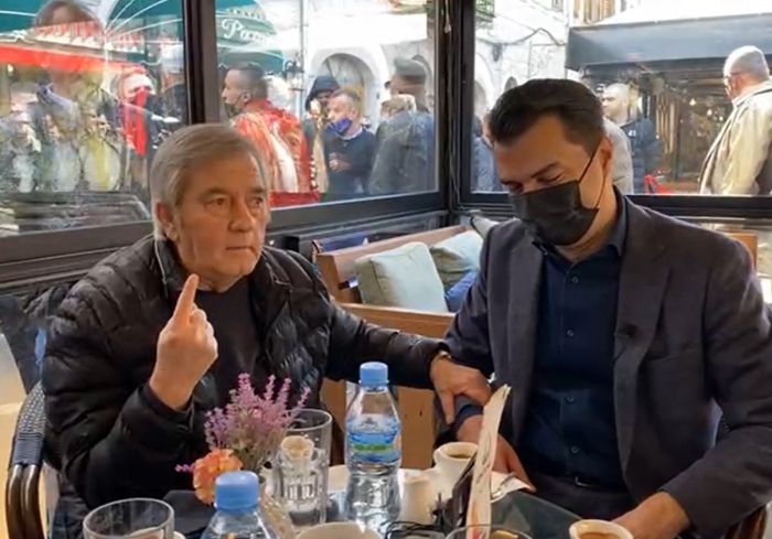 Zef Deda i ankohet Bashës për Ramën: Kam dhënë shfaqe në Bllok, ai ka qenë më i hedhuri. Vishte këmisha me lule, pinte marijuanë por na tallte të gjithëve Zef Deda i ankohet Bashës për Ramën: Kam dhënë shfaqe në Bllok, ai ka qenë më i hedhuri. Vishte këmisha me lule, pinte marijuanë por na tallte të gjithëve