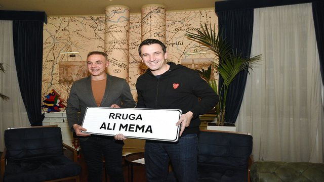 Rruga buzë liqenit të Farkës merr emrin e futbollistit legjendar të Tiranës, Veliaj jep lajmin e mirë: Tirons i mirë, lojtar dhe trajner i shkëlqyer Rruga buzë liqenit të Farkës merr emrin e futbollistit legjendar të Tiranës, Veliaj jep lajmin e mirë: Tirons i mirë, lojtar dhe trajner i shkëlqyer