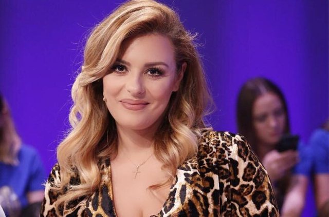 “I kam dalë makinës para që të më shtypte”! Këngëtarja Anxhela Peristeri shokon me rrëfimin e saj “I kam dalë makinës para që të më shtypte”! Këngëtarja Anxhela Peristeri shokon me rrëfimin e saj