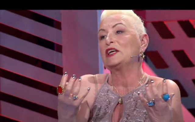 U çmendën plakat! Plagjiatura “Përputhen”, kopja ordinere e “Uomini e Donne” ku 64 vjeçare e do burrin pa… U çmendën plakat! Plagjiatura “Përputhen”, kopja ordinere e “Uomini e Donne” ku 64 vjeçare e do burrin pa…