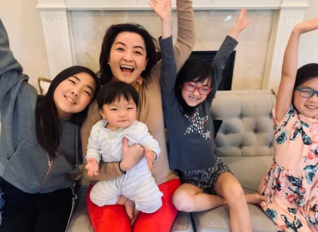 Ambasadorja Yuri Kim publikon FOTON e rrallë, prezanton për herë të parë me mbesat e saj dhe ka një mesazh të fuqishëm Ambasadorja Yuri Kim publikon FOTON e rrallë, prezanton për herë të parë me mbesat e saj dhe ka një mesazh të fuqishëm