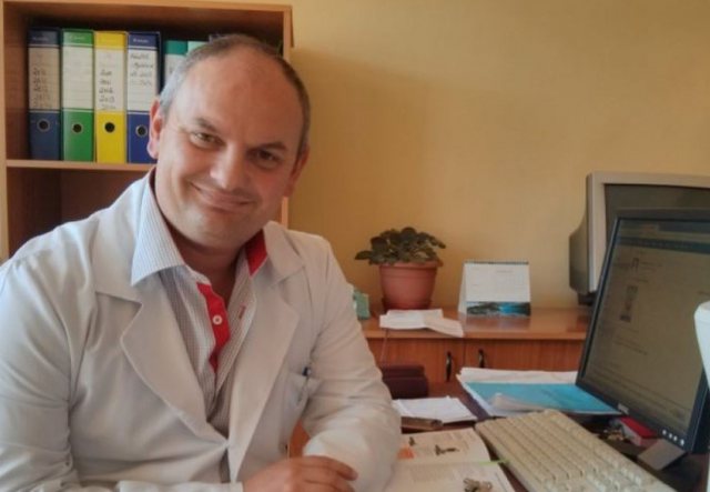 Mjekësia në zi! Një tjetër humbje e madhe: COVID-19 i merr jetën parakohe mjekut të njohur shqiptar! Doktor Tritan Kalo mes dhimbjes jep lajmin e hidhur Mjekësia në zi! Një tjetër humbje e madhe: COVID-19 i merr jetën parakohe mjekut të njohur shqiptar! Doktor Tritan Kalo mes dhimbjes jep lajmin e hidhur