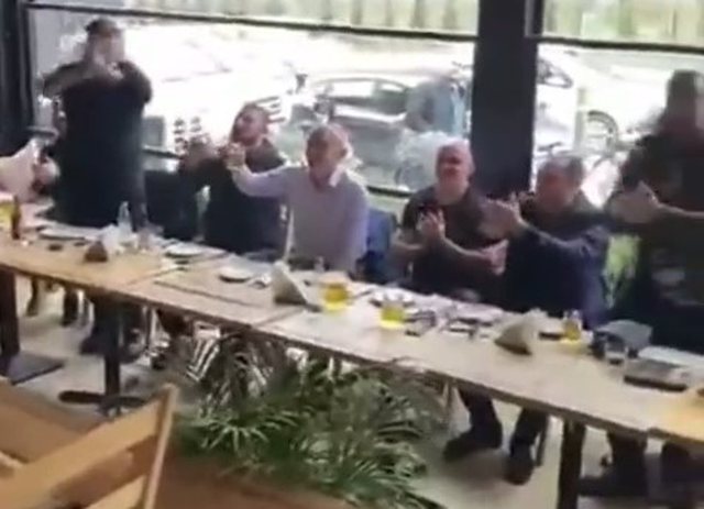 Video/ Vendi ‘zien’ nga situata parazgjedhore: Meta “e djeg” me tifozat e Tiranës, shtrohet me birra Video/ Vendi ‘zien’ nga situata parazgjedhore: Meta “e djeg” me tifozat e Tiranës, shtrohet me birra