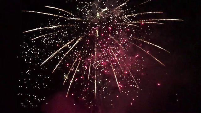 VIDEO/ Elbasani dhuron spektakël fishekzjarrësh për Ditën Verës, por qytetarët në karantinë dhe orë policore