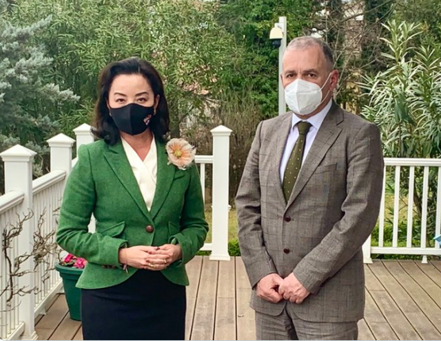 Tom Doshi zyrtarisht kandidat për deputet pas miratimit të listës nga KQZ, reagon menjëherë ambasadorja Yuri Kim dhe jep mesazhin e fortë