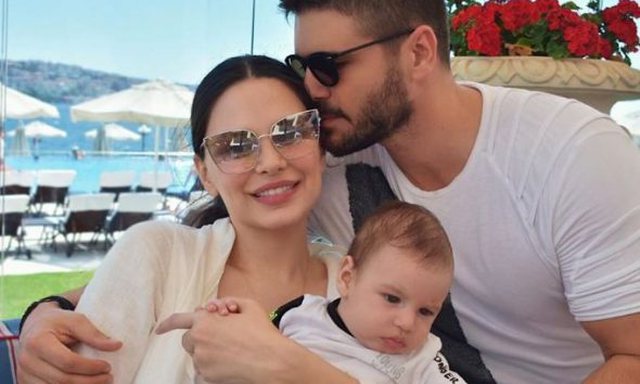 I infektuar prej ditësh me COVID-19, shtrohet me urgjencë në spital bashkëshorti i Almeda Abazit, aktori i famshëm turk del me mesazhin e rëndësishëm I infektuar prej ditësh me COVID-19, shtrohet me urgjencë në spital bashkëshorti i Almeda Abazit, aktori i famshëm turk del me mesazhin e rëndësishëm