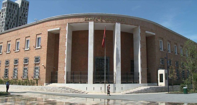 Batërdia me interesat dhe mashtrimi i qytetarëve, Banka e Shqipërisë vë në kontroll fondacionet që japin kredi duke zhytur qytetarët: Zbardhet drafti