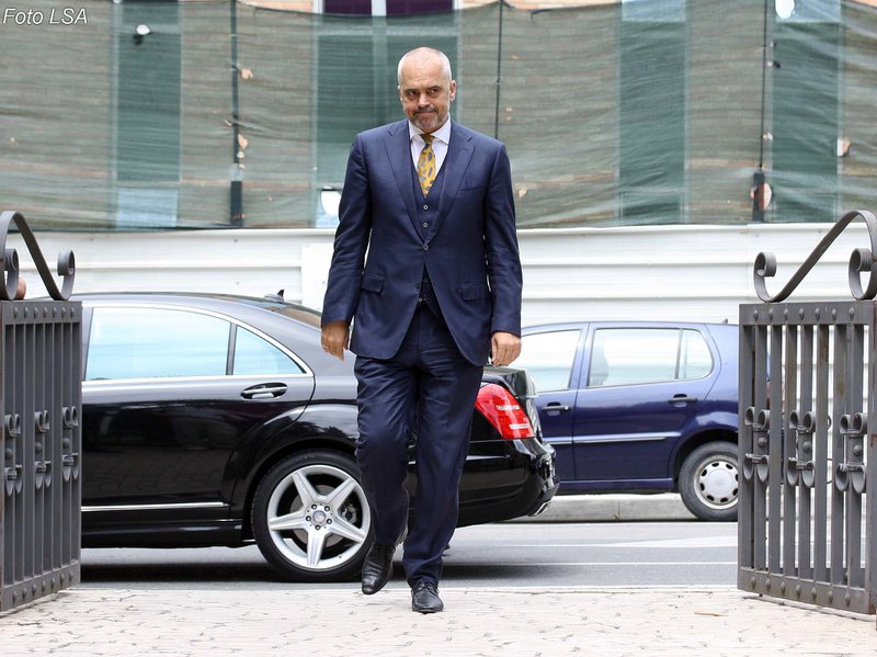 Rama viziton Italinë! Mediat fqinje zbardhin axhendën e plotë: Kush do ta shoqërojë dhe dhurata që është përgatitur për kryeministrin shqiptar?!