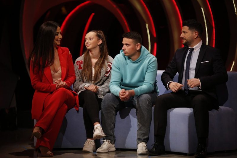 Humbën prindërit brenda pak kohësh, motër e vëlla marrin surprizën që nuk e prisnin kurrë nga Ermal Mamaqi dhe Amarda Toska Humbën prindërit brenda pak kohësh, motër e vëlla marrin surprizën që nuk e prisnin kurrë nga Ermal Mamaqi dhe Amarda Toska