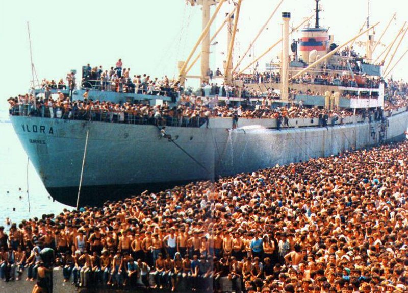 “Një ndër to isha edhe unë”! Ish-ministri kujton eksodin me anije drejt Italisë: Përtej vuajtjes që përjetuam mundëm të…