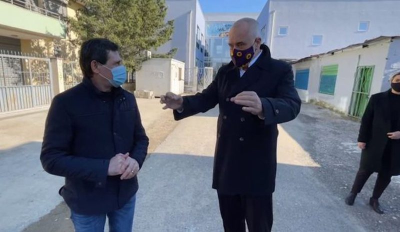 “Zot i madh, thotë Rama ik dhe ikën vetë”! Kryeministri i kthehet qytetarit në Laç dhe befasohet nga veprimi i tij: Hajde mo, je për të prishur syrin e keq! (Video) “Zot i madh, thotë Rama ik dhe ikën vetë”! Kryeministri i kthehet qytetarit në Laç dhe befasohet nga veprimi i tij: Hajde mo, je për të prishur syrin e keq! (Video)