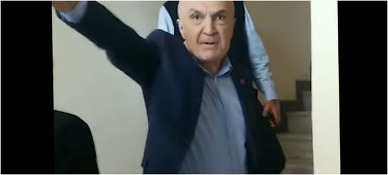 Ilir Meta nxjerr prapaskenat nga përplasja tek selia e FRD dhe habit me deklaratën: Ky ishte personi që më qetësoi, se po të qëllonte Tedi Blushi… Ilir Meta nxjerr prapaskenat nga përplasja tek selia e FRD dhe habit me deklaratën: Ky ishte personi që më qetësoi, se po të qëllonte Tedi Blushi…