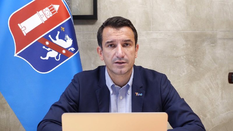 Erion Veliaj: LSI parti qyli, milionerët ziheshin te zyrat e FRD për të marrë pronat e Bashkisë së Tiranës Erion Veliaj: LSI parti qyli, milionerët ziheshin te zyrat e FRD për të marrë pronat e Bashkisë së Tiranës