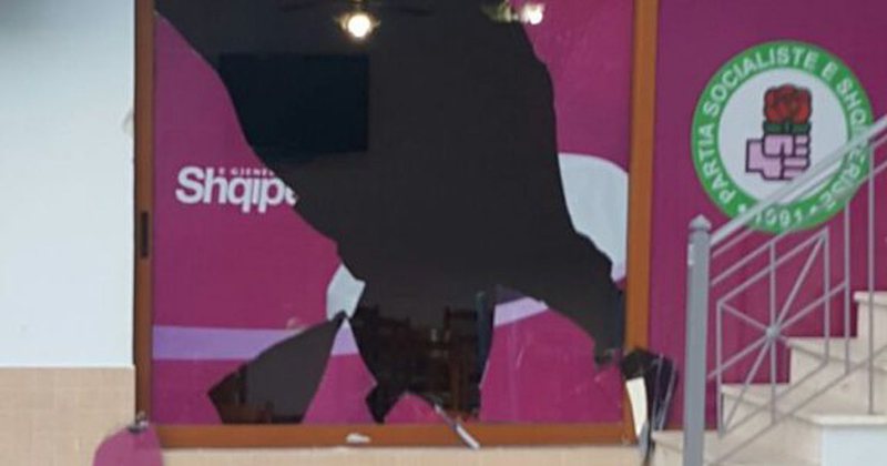 Nxehet keq fushata! Incident i rëndë në Fier, dëmtohen zyrat elektorale të PS dhe PDIU Nxehet keq fushata! Incident i rëndë në Fier, dëmtohen zyrat elektorale të PS dhe PDIU