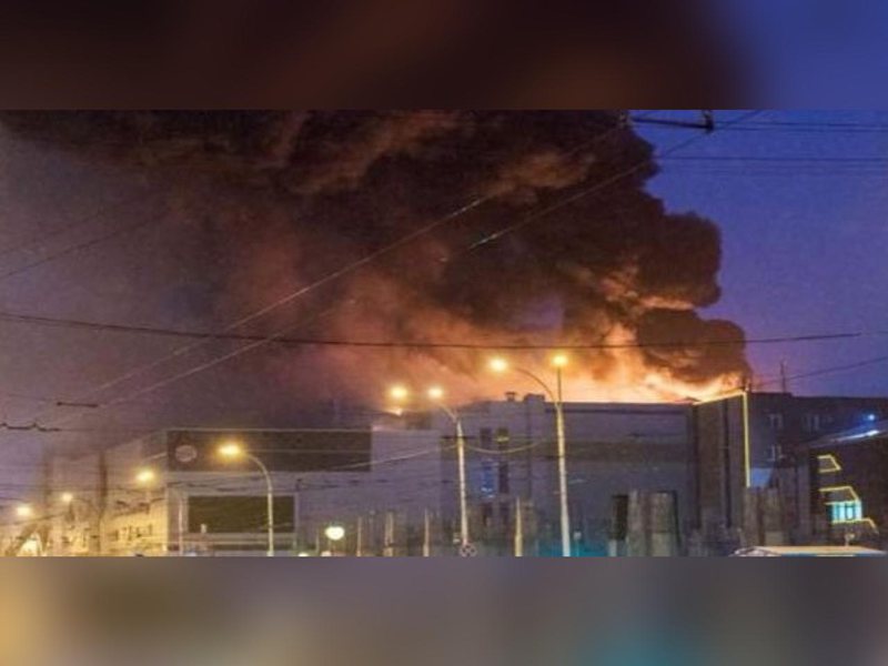 E rëndë në mbikalimin e Kamzës! U përfshi nga zjarri magazina e një qendre tregtare: Ende mister fati i rojës së sigurimit, 30-vjeçari shkoi të shpëtonte punonjësit