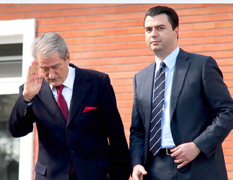 Basha largon Berishën nga fushata pas kërkesës nga kompania që ka hartuar strategjinë e zgjedhjeve! Ish-kreu i PD i padëshiruar nga publiku Basha largon Berishën nga fushata pas kërkesës nga kompania që ka hartuar strategjinë e zgjedhjeve! Ish-kreu i PD i padëshiruar nga publiku