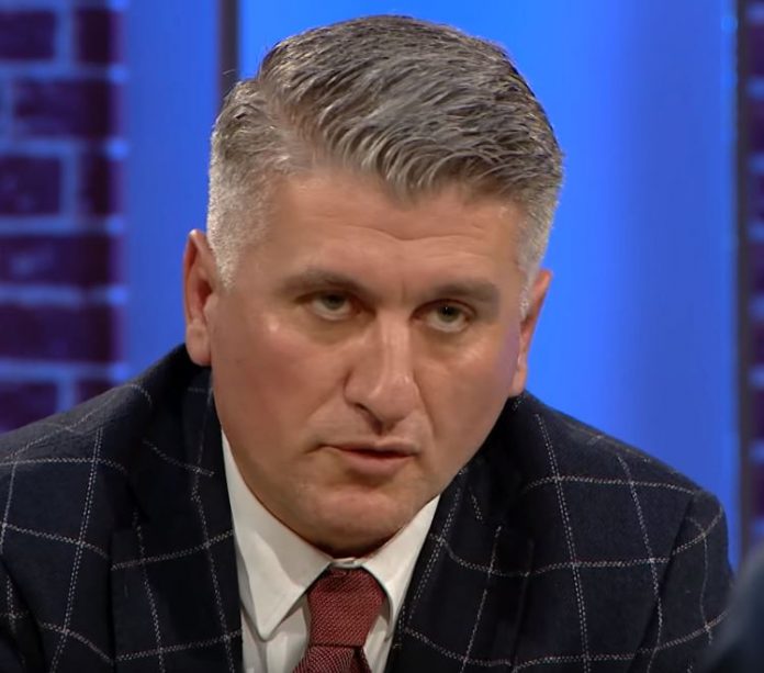 Një portret sterë i zi për Lulzim Bashën, nga… Agron Gjekmarkaj: Nuk është majtizëm ta kritikosh! PD-së i duhet Berisha ta shpëtojë Një portret sterë i zi për Lulzim Bashën, nga… Agron Gjekmarkaj: Nuk është majtizëm ta kritikosh! PD-së i duhet Berisha ta shpëtojë