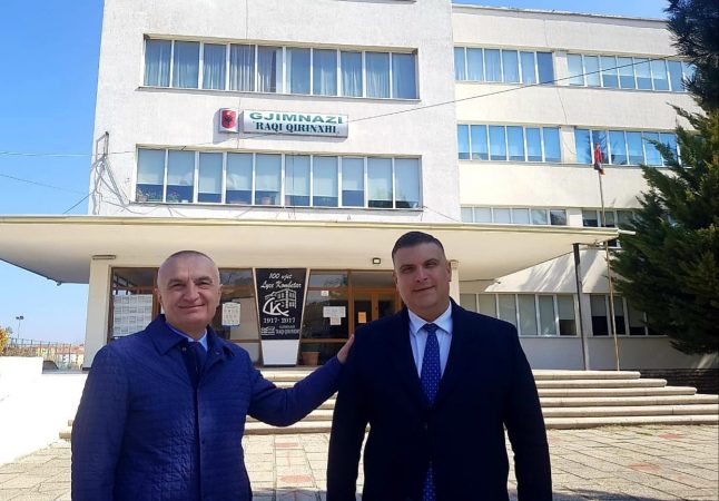 Meta nuk ka frikë, Meta është trim! Mburrje qesharake nga Korça me lehsin Blushi: Nuk dua truproje, vetëm shoferin se nuk i jap makinës…jam i zënë me punë rrugës Meta nuk ka frikë, Meta është trim! Mburrje qesharake nga Korça me lehsin Blushi: Nuk dua truproje, vetëm shoferin se nuk i jap makinës…jam i zënë me punë rrugës