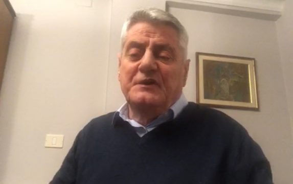 Dash Shehi mendon se shqiptarët kanë kohë për “prova”: S’jem’i më të mirët, mbyllni hundën dhe na votoni më 25 prill! Vetëm delet rrinë Dash Shehi mendon se shqiptarët kanë kohë për “prova”: S’jem’i më të mirët, mbyllni hundën dhe na votoni më 25 prill! Vetëm delet rrinë