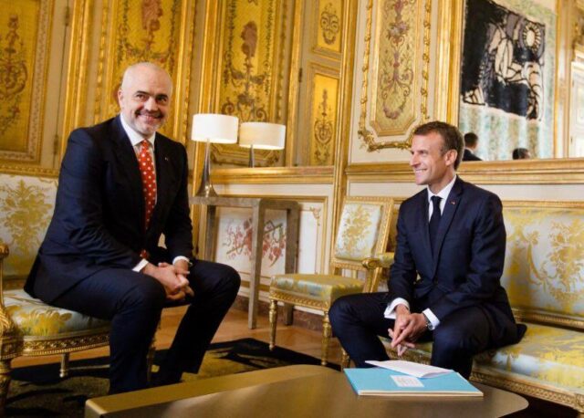 Presidenti Macron vizitë dy-ditore në Shqipëri, 100 oficerë të Xhandarmërisë franceze dhe forca sigurie zbarkojnë në Tiranë, ja çfarë pritet