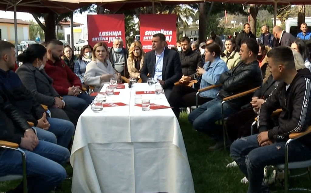 “Rikthim në rekordet e Lenka Çukos për qumështin e drithin”! Kryemadhi në proces infektimi masiv pa maska në Lushnje: Do e kthejmë qytetin në hambarin e madh që ka qenë dikur! “Rikthim në rekordet e Lenka Çukos për qumështin e drithin”! Kryemadhi në proces infektimi masiv pa maska në Lushnje: Do e kthejmë qytetin në hambarin e madh që ka qenë dikur!