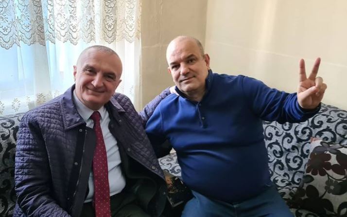 Kërkon ndihmë kundër Ramës?! Meta i shkon për vizitë në shtëpi “mallkuesit” të famshëm korçar Kërkon ndihmë kundër Ramës?! Meta i shkon për vizitë në shtëpi “mallkuesit” të famshëm korçar