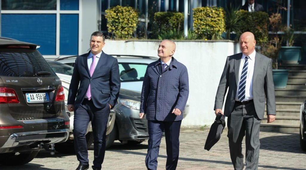 Akuzat për drejtorët e Bashkisë Tiranë, reagojnë Qato dhe Molla: Viktima të makinacioneve politike të Metës me Këlliçin, të pafajshëm dhe besimplotë te drejtësia Akuzat për drejtorët e Bashkisë Tiranë, reagojnë Qato dhe Molla: Viktima të makinacioneve politike të Metës me Këlliçin, të pafajshëm dhe besimplotë te drejtësia