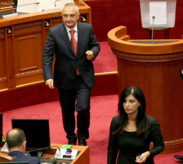 Dhuna e presidentit mbi policinë në selinë e FRD, Topalli: Si na rrethoi me tanke e ushtri Ilir Meta po në atë godinë Dhuna e presidentit mbi policinë në selinë e FRD, Topalli: Si na rrethoi me tanke e ushtri Ilir Meta po në atë godinë