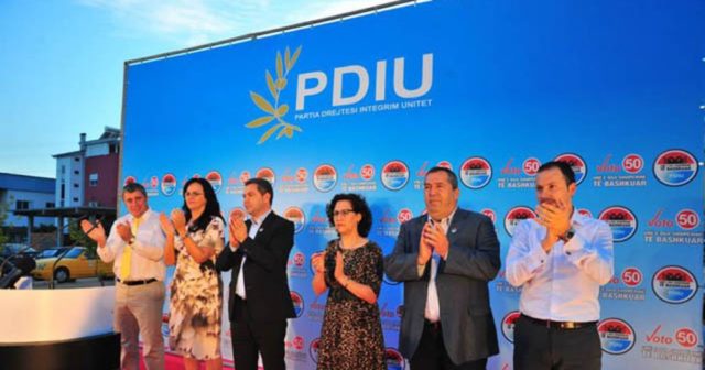 Zoti Idrizi, gjaku çam nuk bëhet ujë duke bashkuar votat me ata që mohojnë ekzistencën tonë! Zoti Idrizi, gjaku çam nuk bëhet ujë duke bashkuar votat me ata që mohojnë ekzistencën tonë!