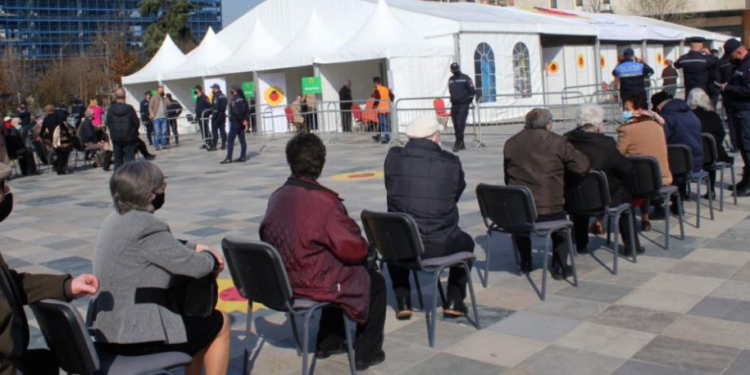 Të moshuarit në rresht nëpër karrike për vaksinën, Rama: Zemra mal Të moshuarit në rresht nëpër karrike për vaksinën, Rama: Zemra mal