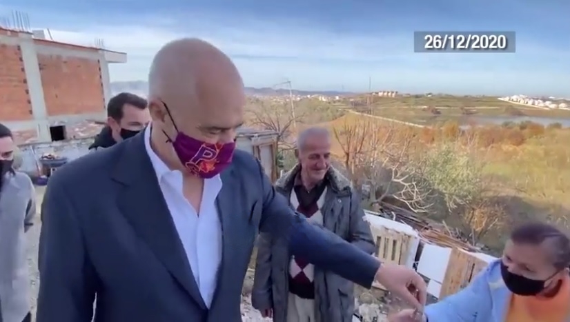 Morën çelsat nga Rama dhe Veliaj, prishet për 3 muaj shtëpia e rindërtuar prej tërmetit Morën çelsat nga Rama dhe Veliaj, prishet për 3 muaj shtëpia e rindërtuar prej tërmetit