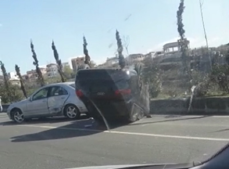 VIDEO/ Aksident i frikshëm në Rrugën Tiranë-Elbasan, mjeti kthehet përmbys nga goditja e fuqishme VIDEO/ Aksident i frikshëm në Rrugën Tiranë-Elbasan, mjeti kthehet përmbys nga goditja e fuqishme