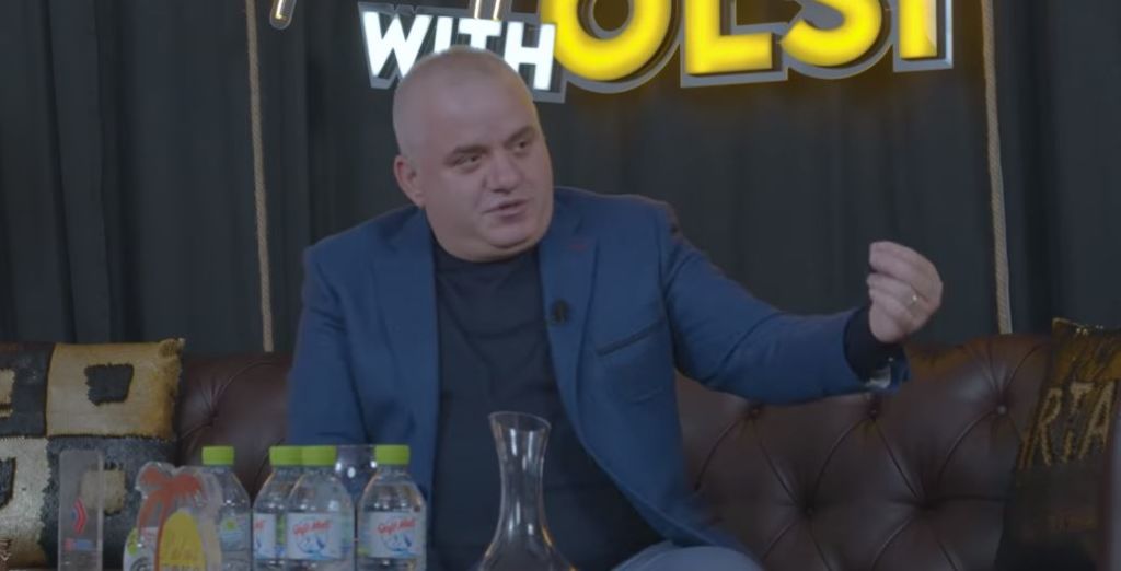 “Pas një Miss, qëndron një pis”, gazetari tregon lidhjen e vajzave të ekranit me me bossët e krimit: Njërës i vranë 3 burra “Pas një Miss, qëndron një pis”, gazetari tregon lidhjen e vajzave të ekranit me me bossët e krimit: Njërës i vranë 3 burra