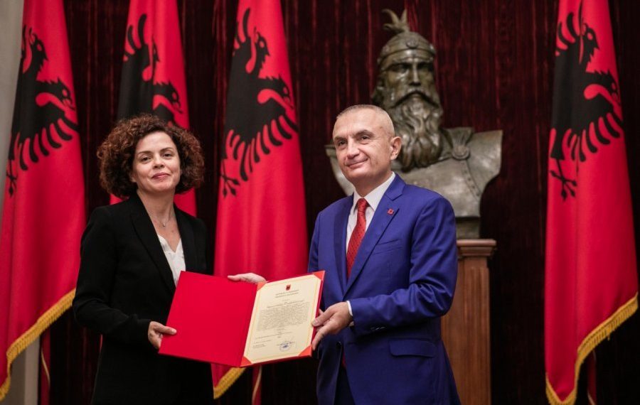 Padia e PR për tubimet, sherr në Kushtetuese! Marsida e Ilir Metës justifikon besimin: Mbron opozitën dhe sillet jo si gjyqtare, por si bashkëjetuesi Alibeaj Padia e PR për tubimet, sherr në Kushtetuese! Marsida e Ilir Metës justifikon besimin: Mbron opozitën dhe sillet jo si gjyqtare, por si bashkëjetuesi Alibeaj