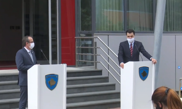 Zbulohet poshtërsia ndaj bluzave të bardha: Basha nxiti Hotin të pengonte vaksinimin e mjekëve nga Kosova Zbulohet poshtërsia ndaj bluzave të bardha: Basha nxiti Hotin të pengonte vaksinimin e mjekëve nga Kosova