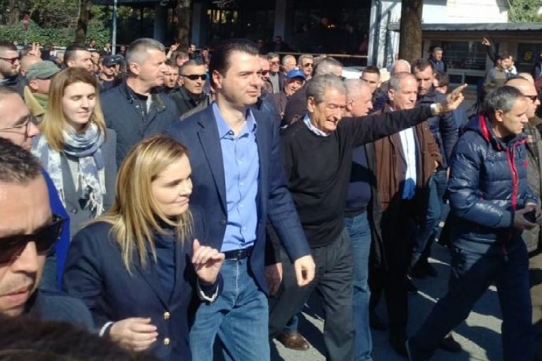 PENDESA/ “Ahh…s’të dëgjova gjyshi i madh”, mes sinqeritetit dhe teatralitetit: Pranohet gafa e djegies së mandateve PENDESA/ “Ahh…s’të dëgjova gjyshi i madh”, mes sinqeritetit dhe teatralitetit: Pranohet gafa e djegies së mandateve