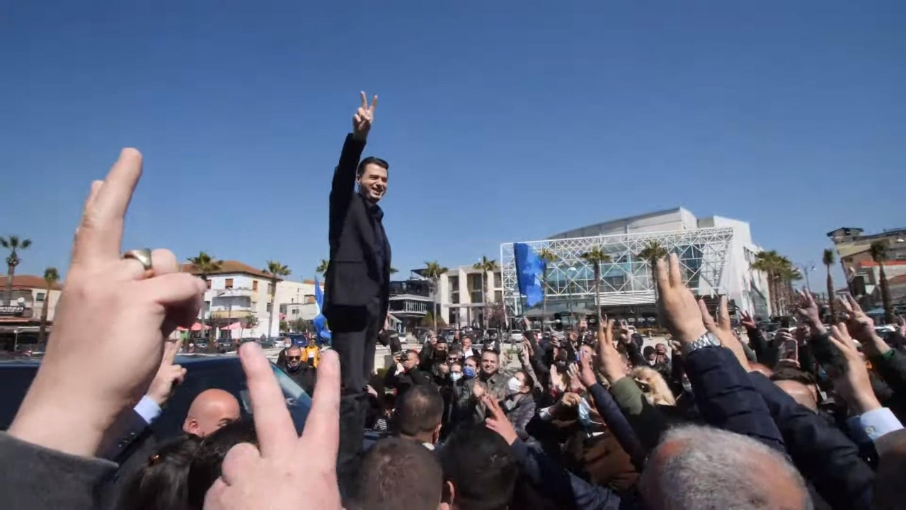 Policia gjobit me 5 milion lekë Bashën për tubimin në Kavajë Policia gjobit me 5 milion lekë Bashën për tubimin në Kavajë